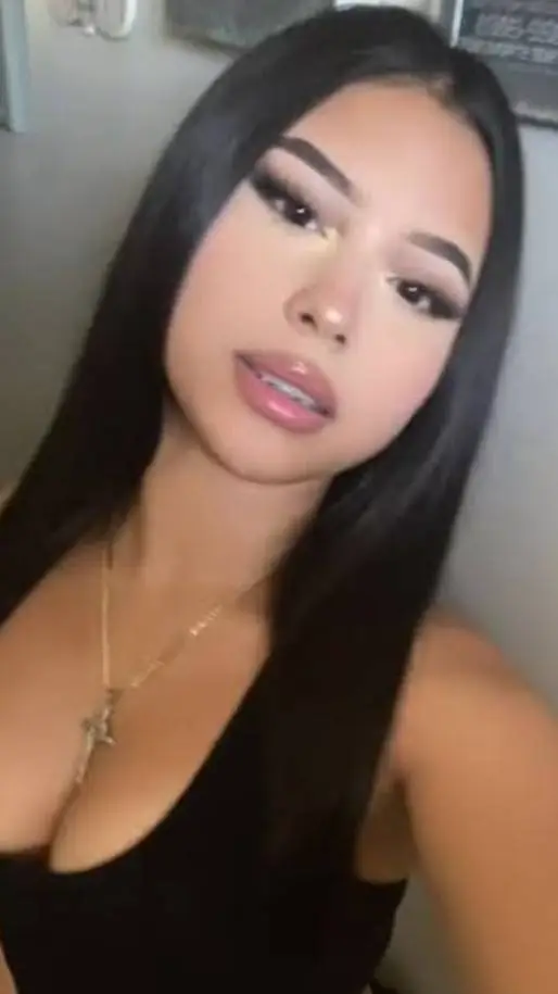 ai character: Reina background