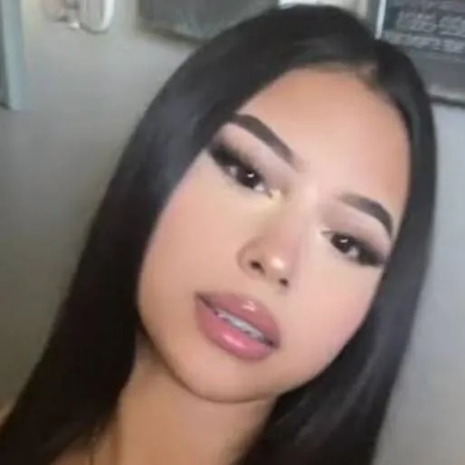 chat with ai character: Reina