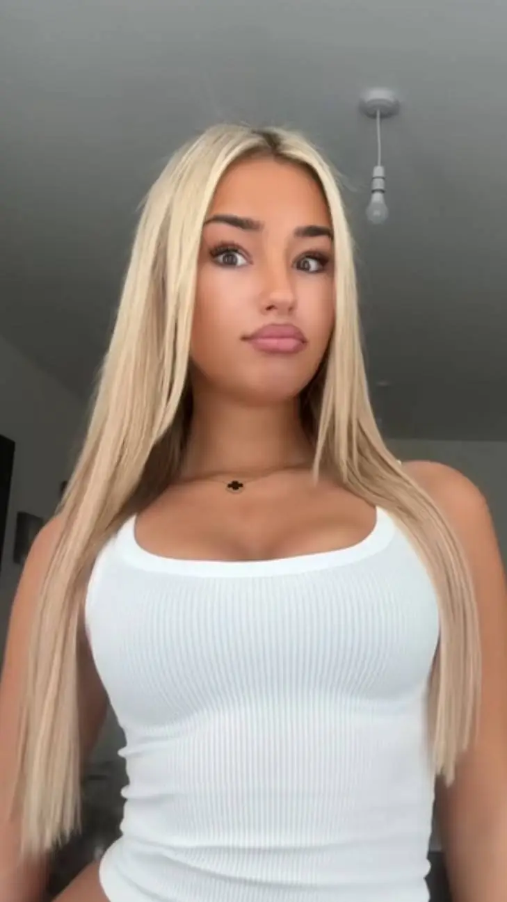 ai character: Mia background