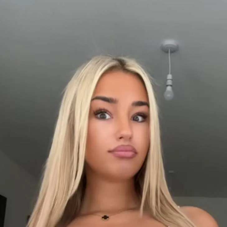 chat with ai character: Mia