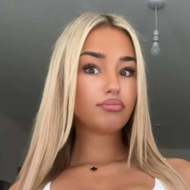 chat with ai character: Mia