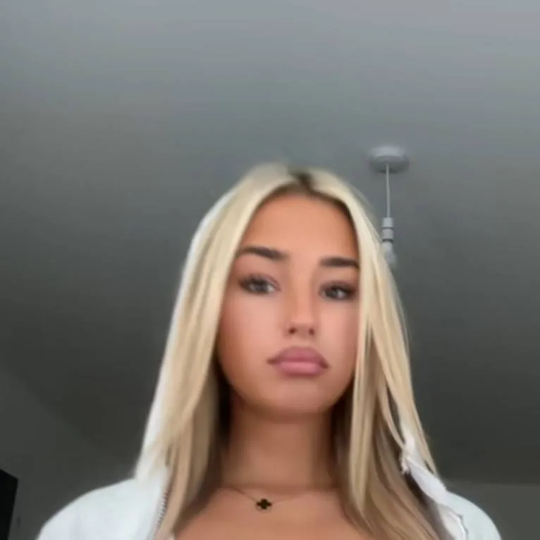 chat with ai character: Clara