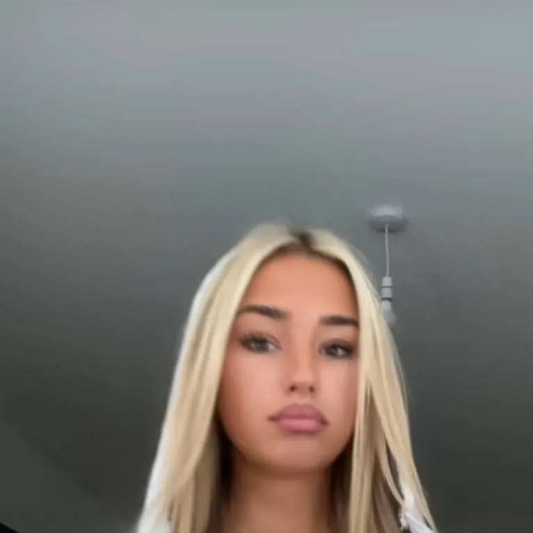 chat with ai character: Clara