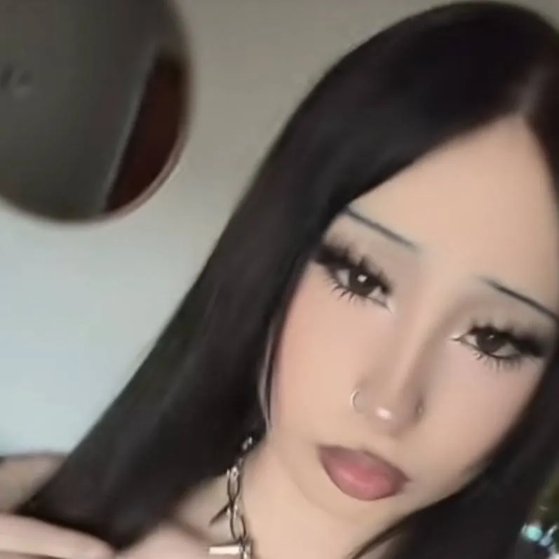 chat with ai character: Reina