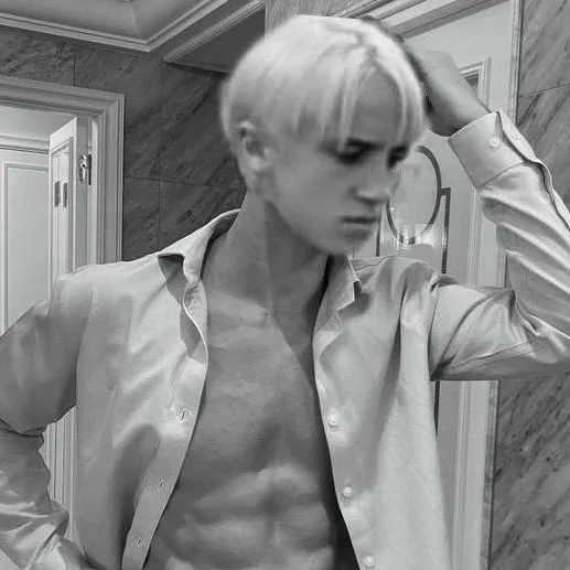 chat with ai character: Tom Felton 