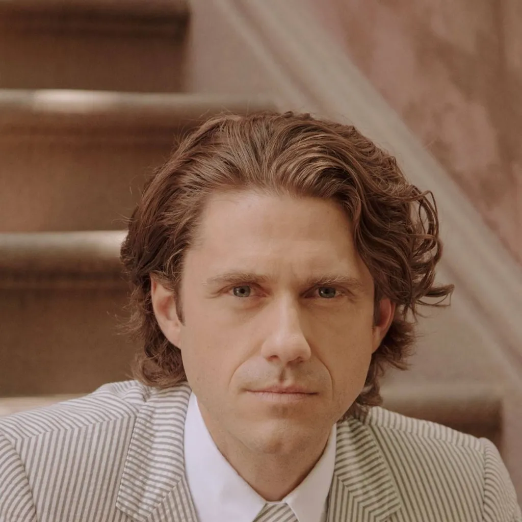 chat with ai character: Aaron Tveit