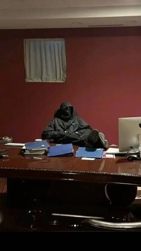 ai character: 2swag  background