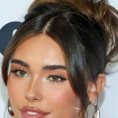 chat with ai character: Madison beer