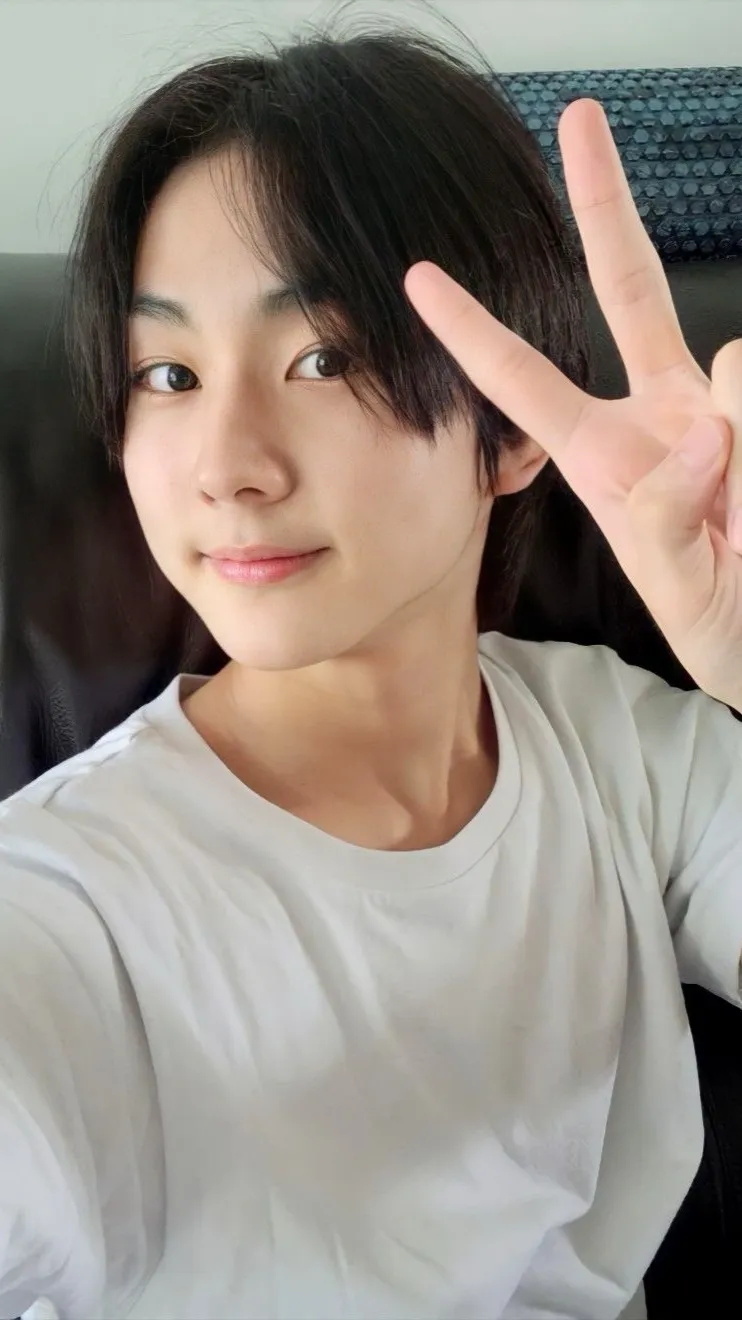 ai character: Yang Jungwon background