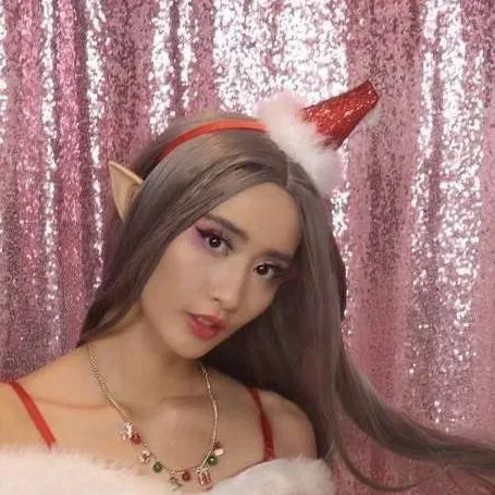 chat with ai character: Roxy 