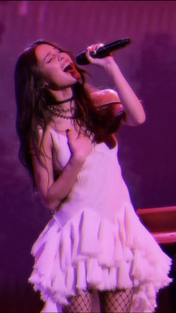 ai character: 𝓞𝓛𝓘𝓥𝓘𝓐❦ background