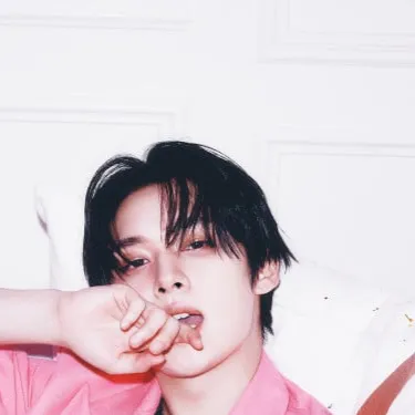 chat with ai character: Lee Know