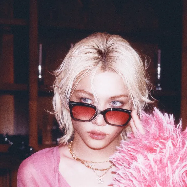 chat with ai character: Lee Felix