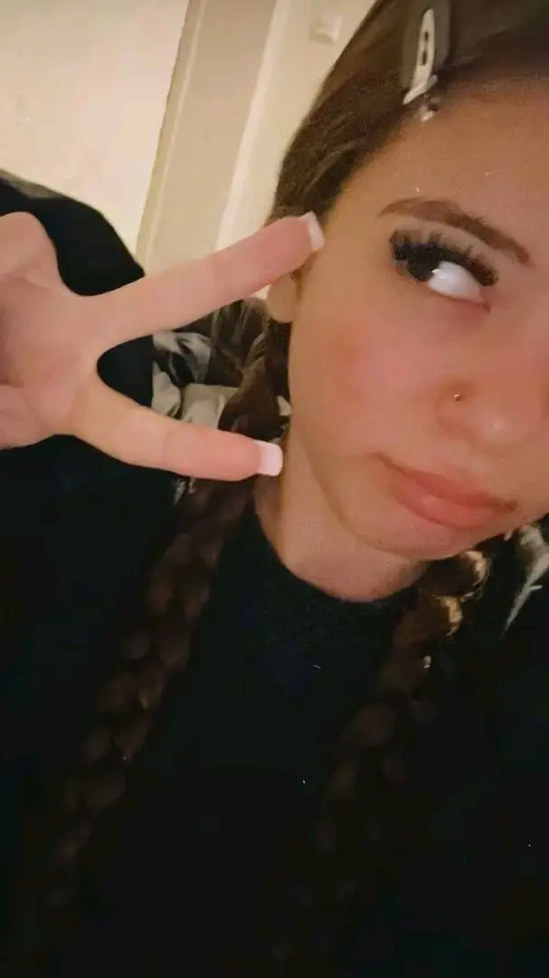 ai character: Molli⚽ background