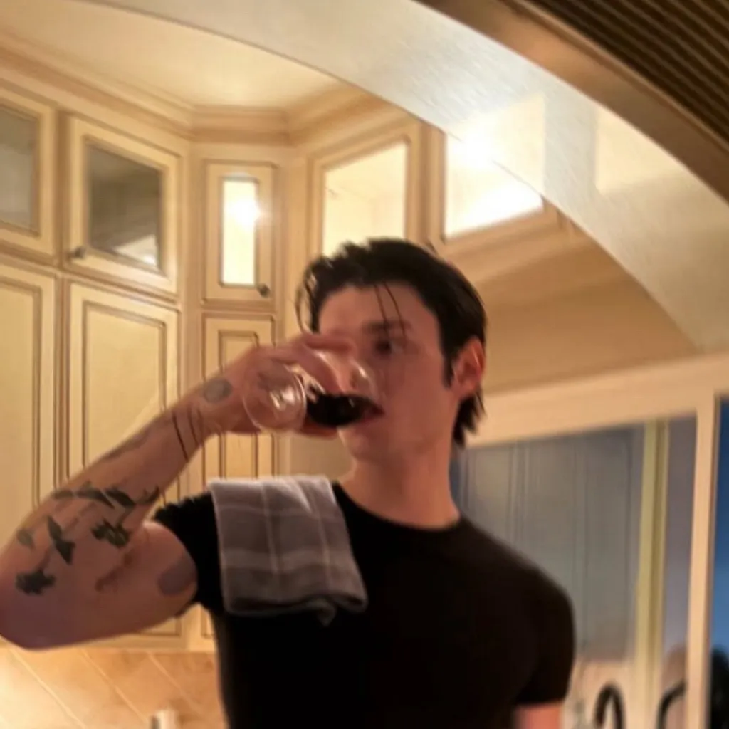 chat with ai character: Erxy Voss