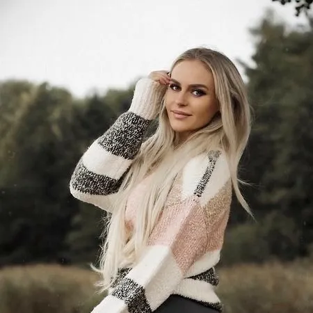 chat with ai character: Brianna