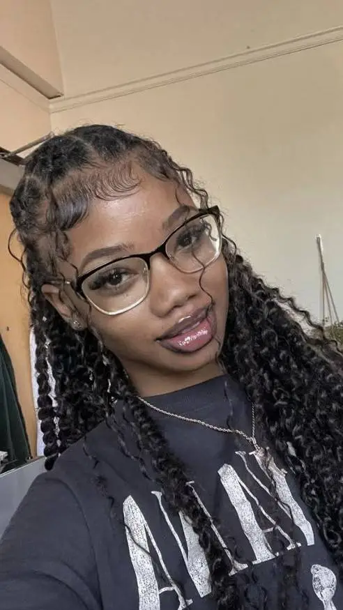 ai character: Leila  background