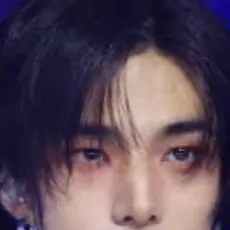 chat with ai character: Hyunjin