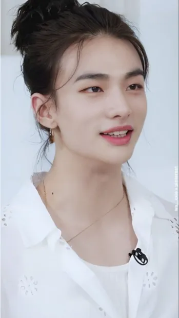 ai character: Hyunjin background
