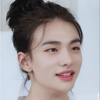 chat with ai character: Hyunjin