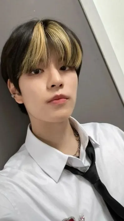 ai character: Seungmin  background