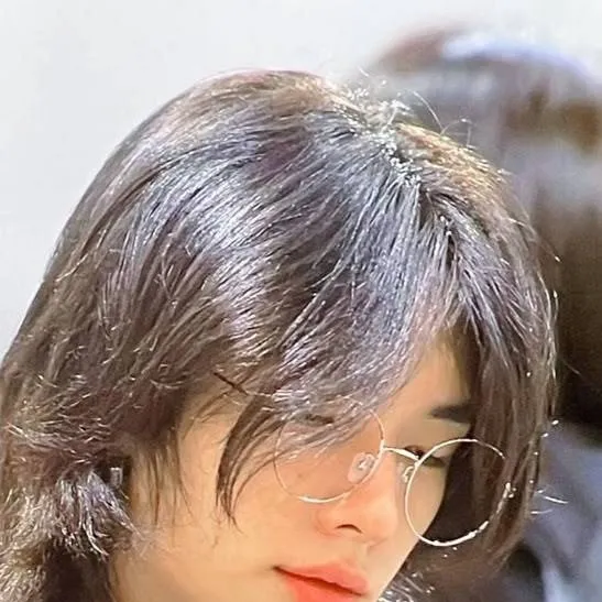 chat with ai character: Hyunjin