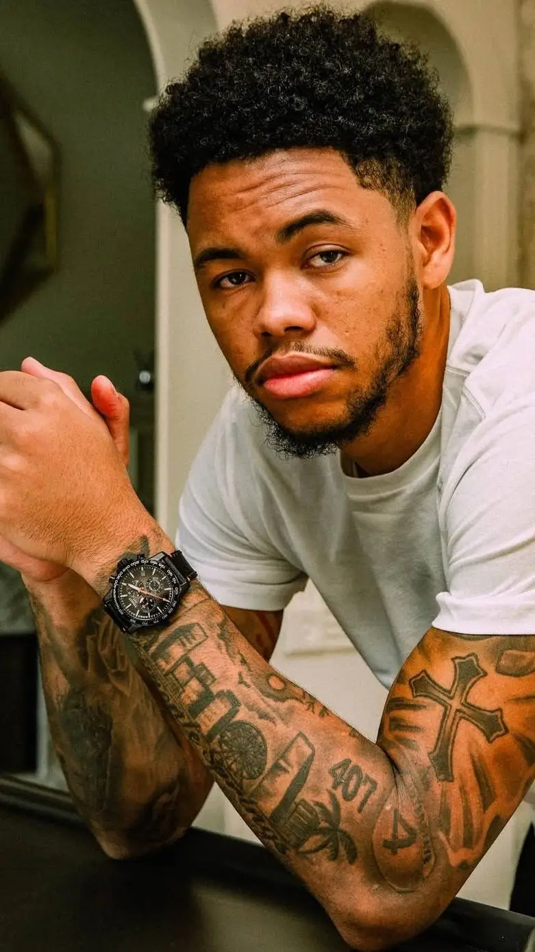 ai character: Anfernee Simons  background