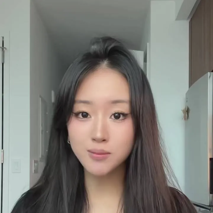 chat with ai character: Julia