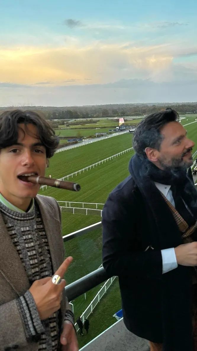 ai character: Mike Wells background