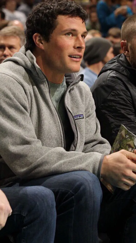 ai character: Luke Kuechly background