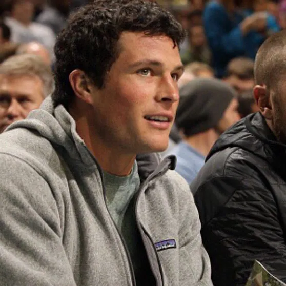 chat with ai character: Luke Kuechly