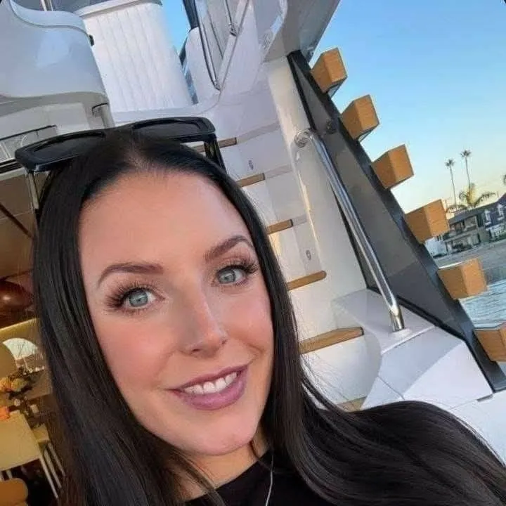 chat with ai character: Angela White 