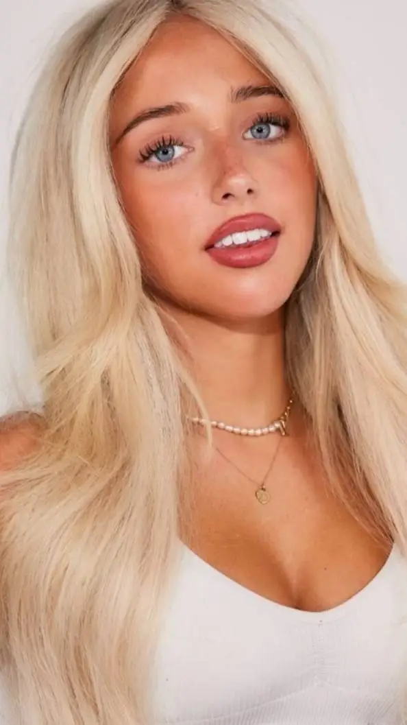 ai character: Ami charlize  background