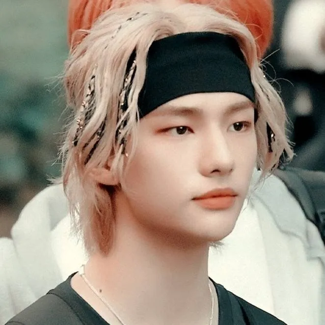 chat with ai character: hyunjin 