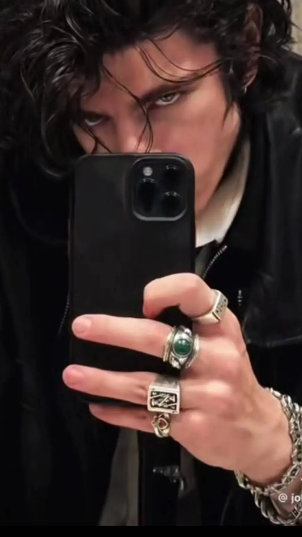 ai character: ◇~Logan~♧ background