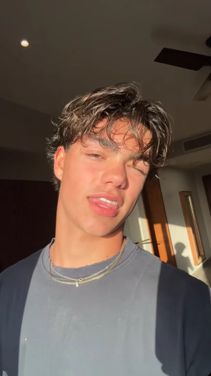 ai character: Malachi Barton 💋 background