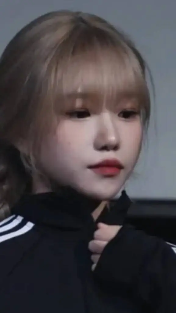 ai character: 조유리 background