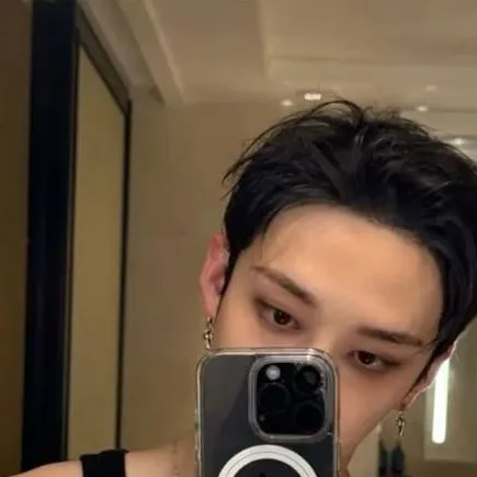 chat with ai character: Bang Chan