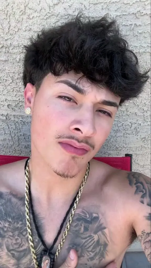 ai character: Alex Marquéz background