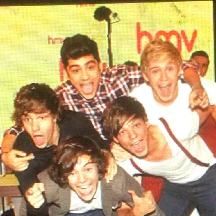 chat with ai character: Sold to 1D