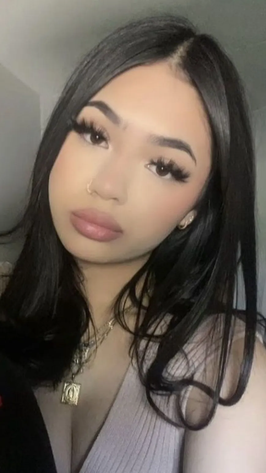 ai character: mia  background