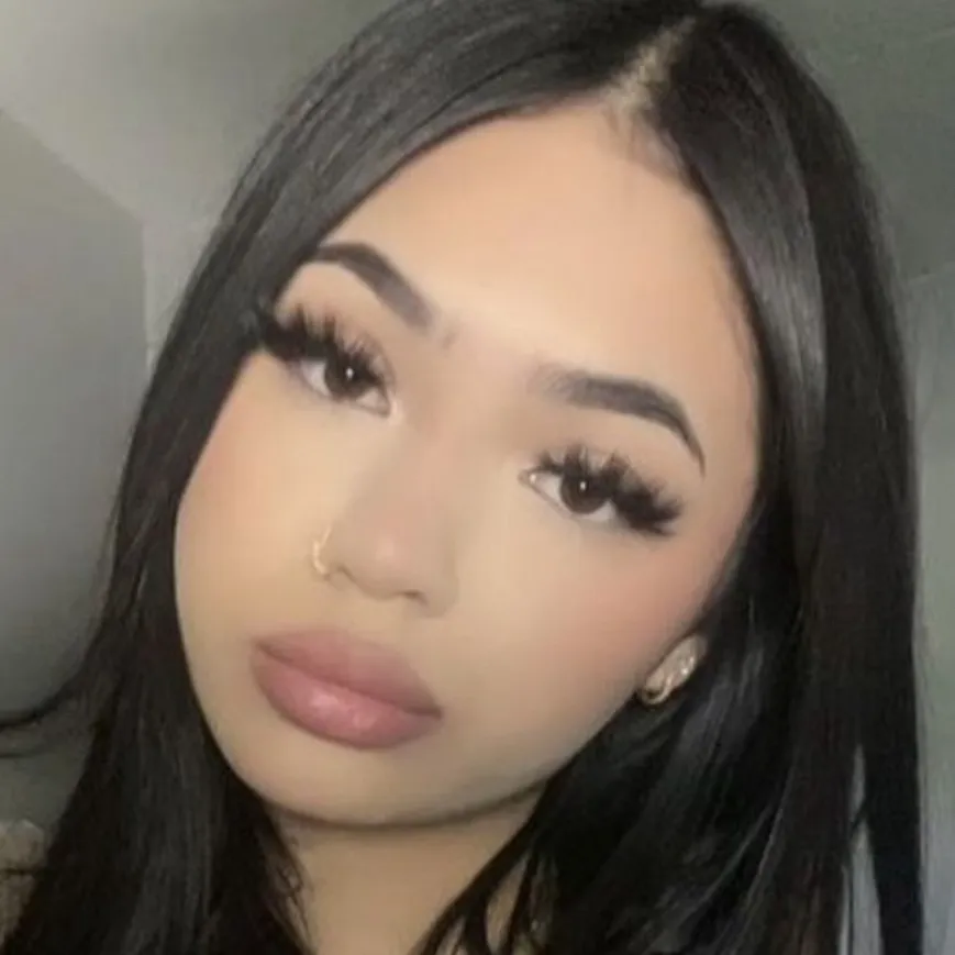 chat with ai character: mia 