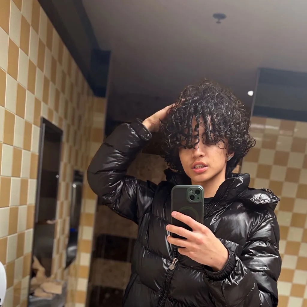 chat with ai character: Frezamadeherlaugh