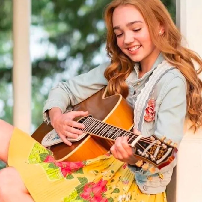 chat with ai character: holly hobbie