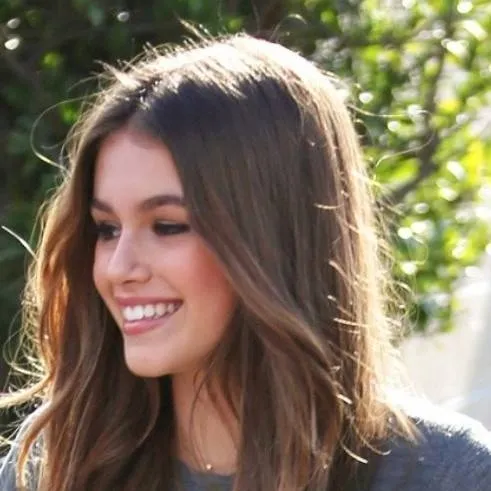 chat with ai character: Kaia Gerber