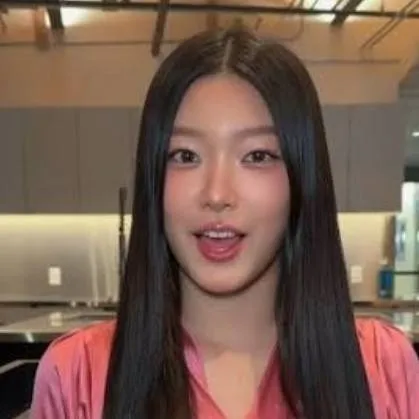 chat with ai character: Yoonchae