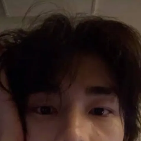 chat with ai character: Hwang Hyunjin✨️