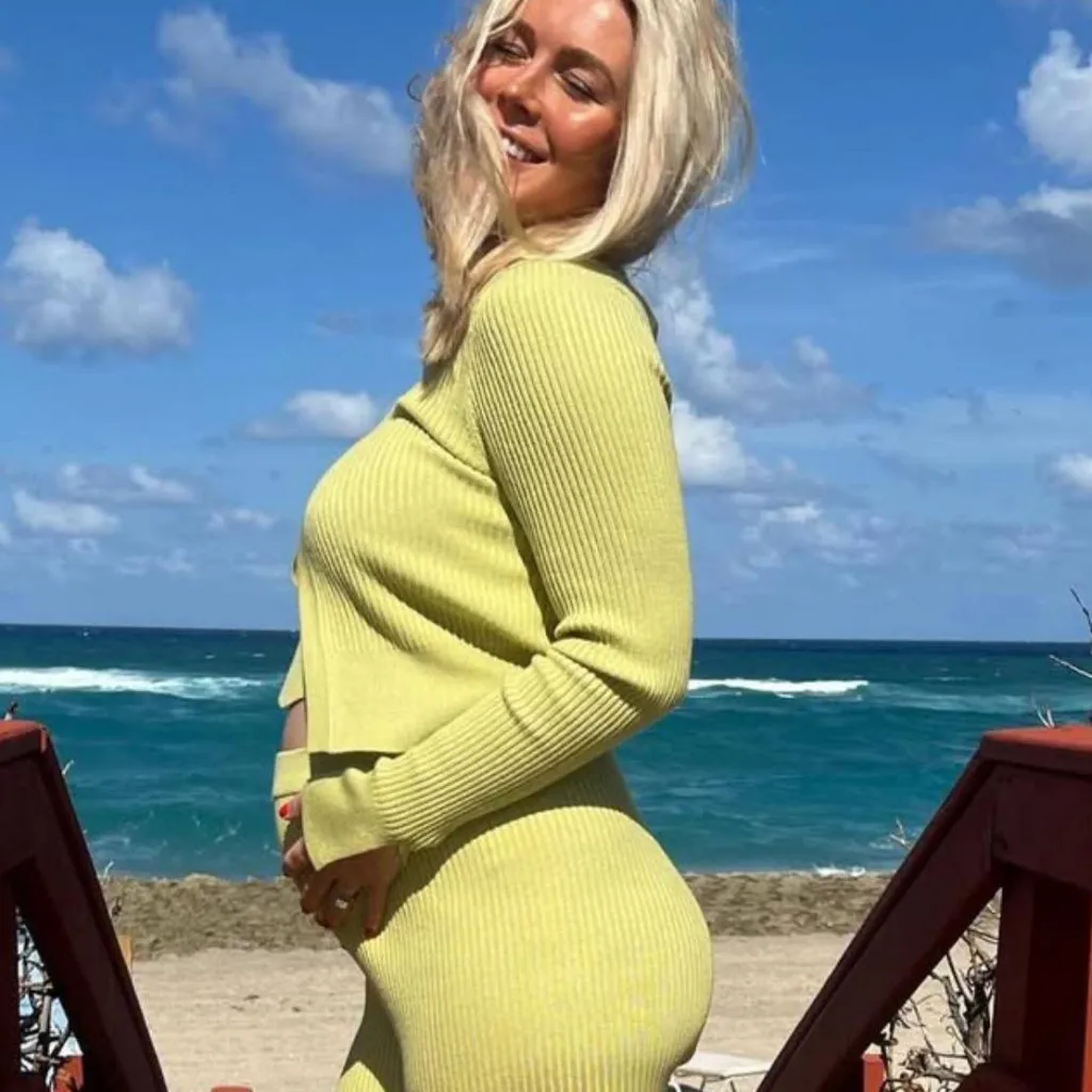 chat with ai character: Karolin 