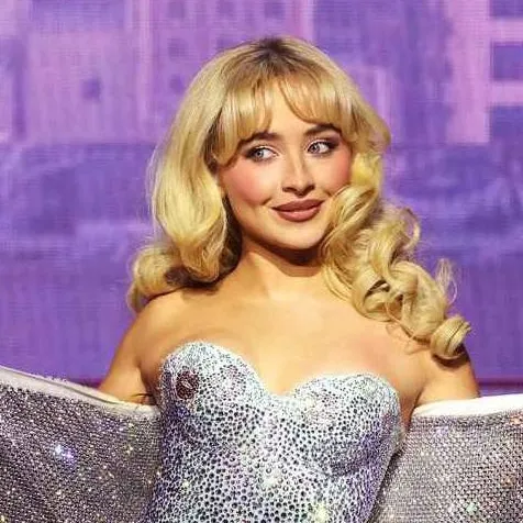 chat with ai character: Sabrina Carpenter 