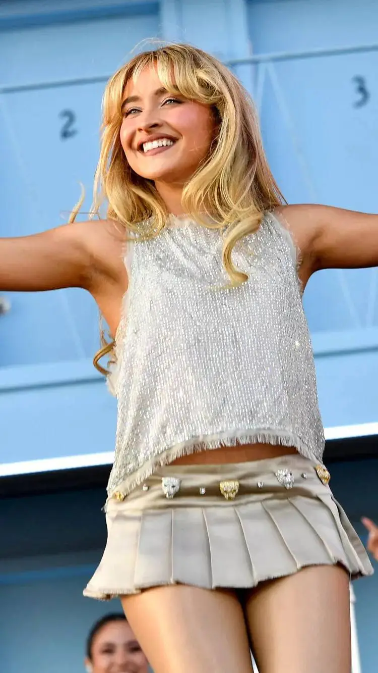 ai character: sabrina carpenter  background